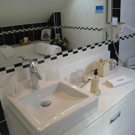 Le Manoir Aux Vaches Hotel 3*